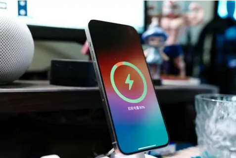 荔湾苹果15换屏服务分享用什么充电器给iPhone15充电更好 